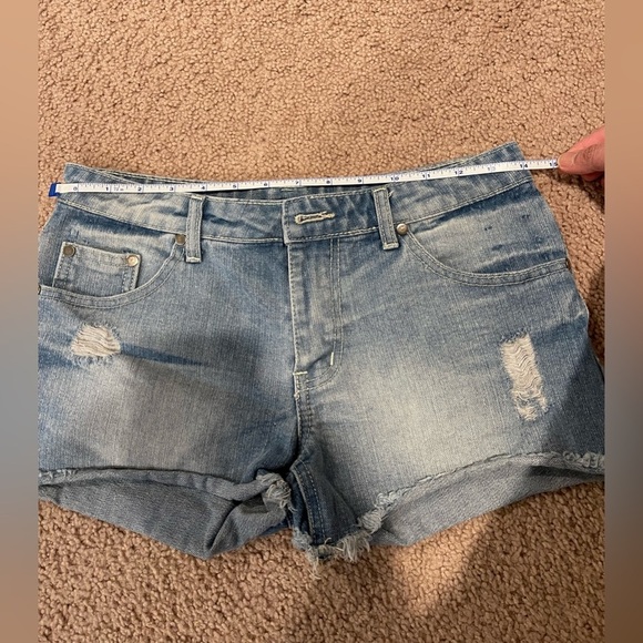 Women's (petite) Low Rise Distressed Denim Short - Picture 3 of 7